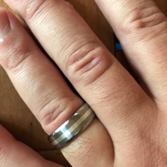NWOT mens Titanium and Silver Band👍🏼 - Picture 2 of 4